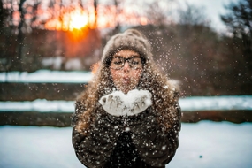 冬季下雪天玩雪的美女图片